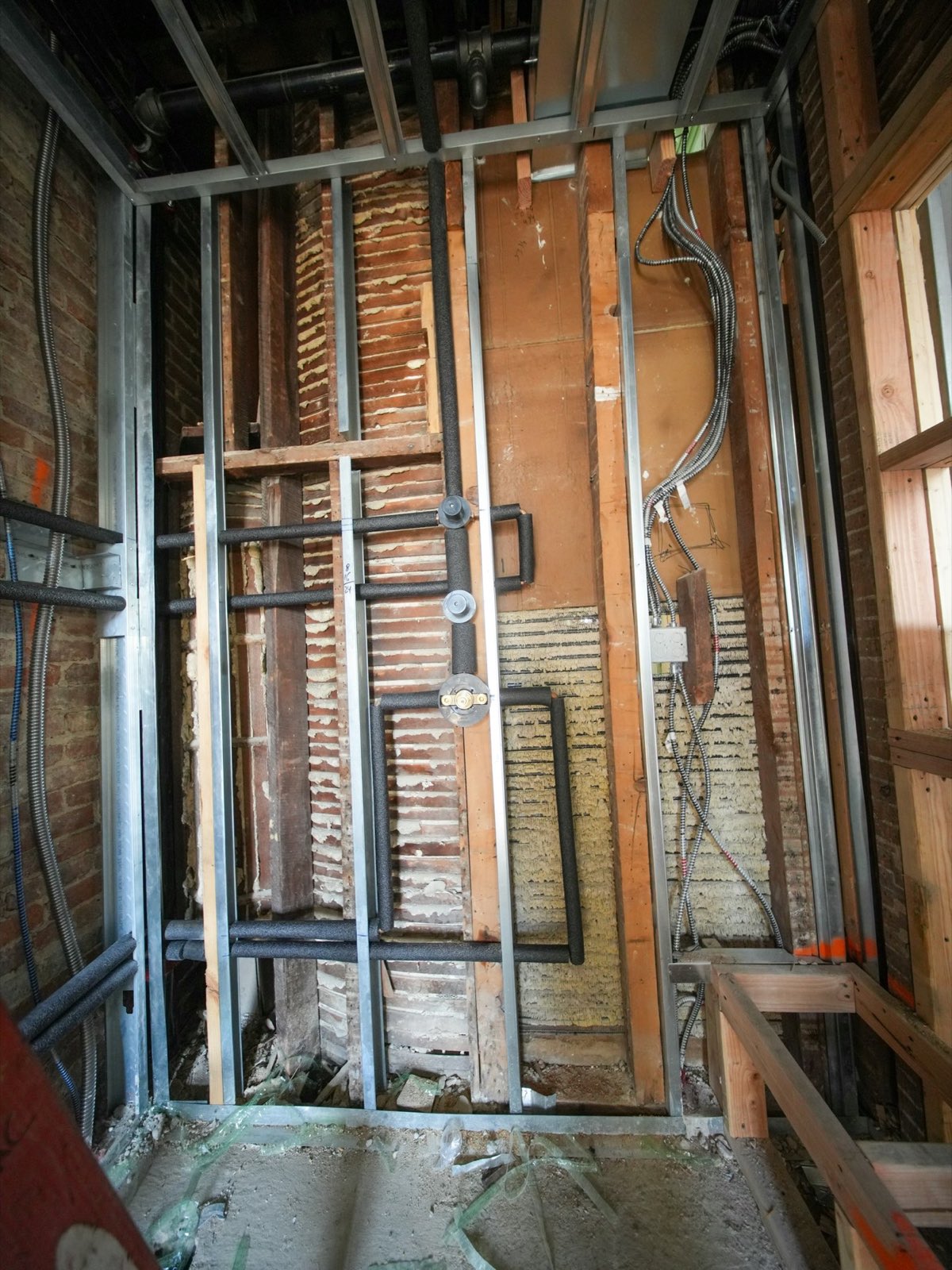 Rückbau eines Innenausbaus mit freigelegten Wänden