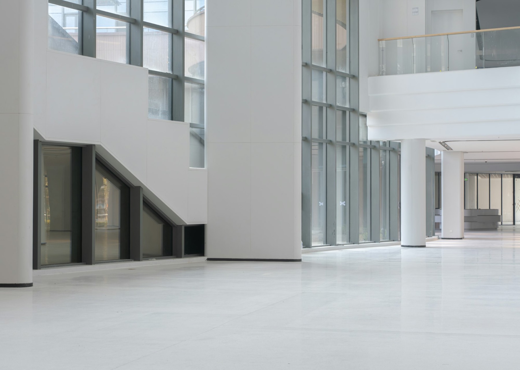 Helles, modernes Bürogebäude mit offenem Atrium
