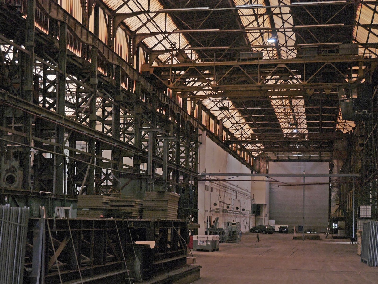 Große Industriehalle mit Stahlkonstruktion