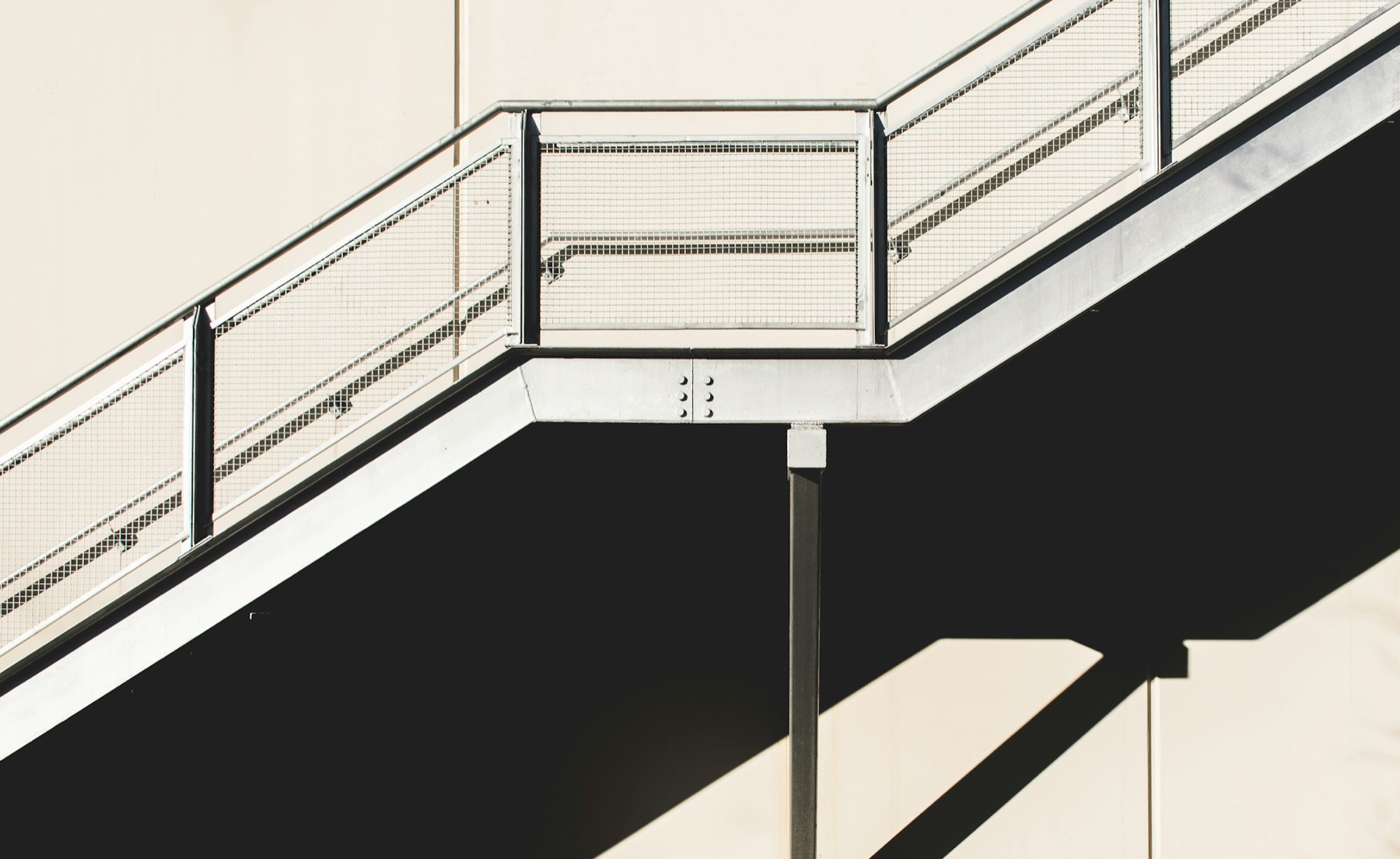Stahltreppe mit Geländer in einem modernen Gebäude