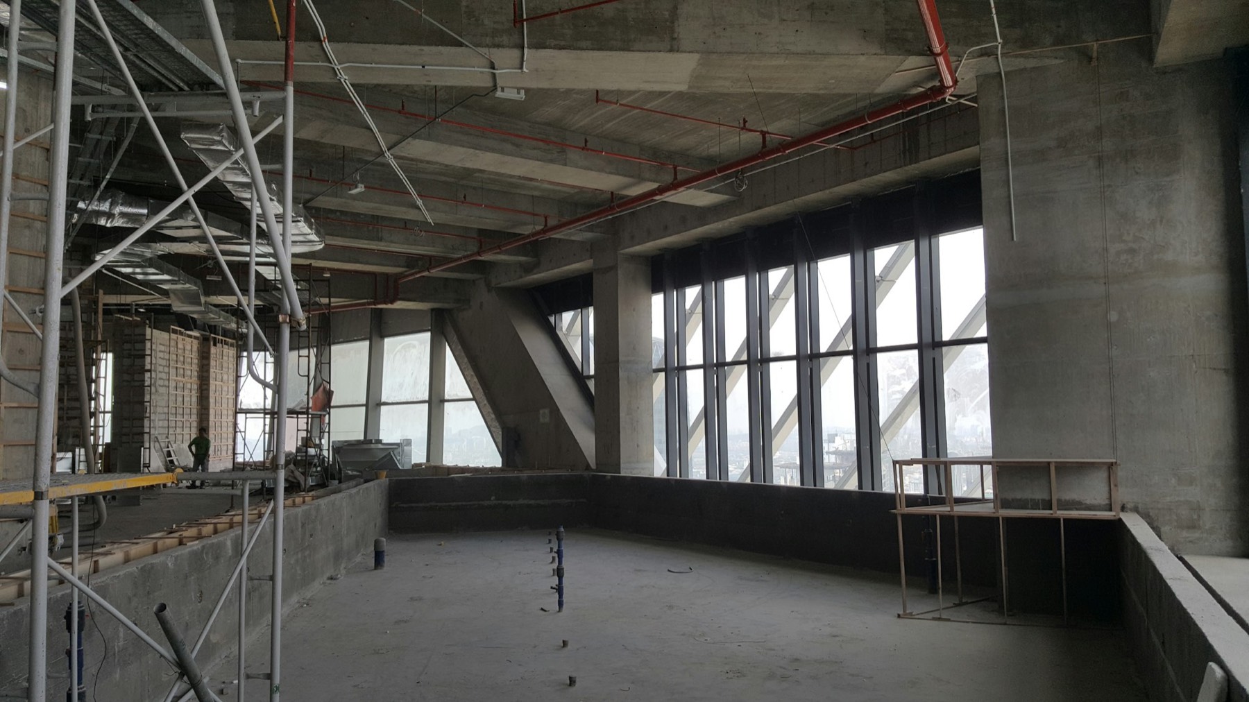 Großzügige Gewerbefläche im Umbau mit freigelegter Decke und Fensterfront